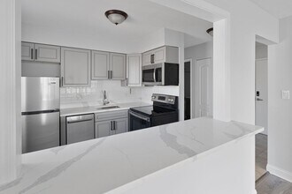6021 N Winthrop Ave, Unit 503 in Chicago, IL - Building Photo - Building Photo
