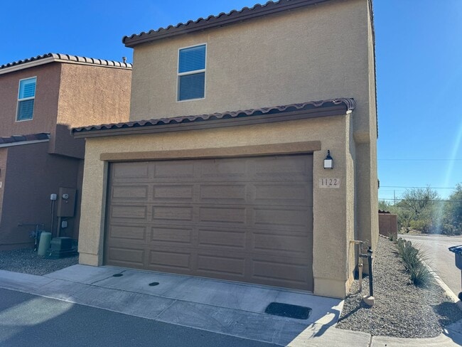 property at 1122 E Cairn St