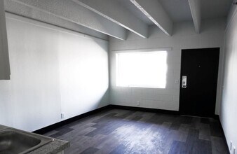 1408 Buffalo Jones Ave-Unit -215 in Garden City, KS - Building Photo - Building Photo