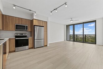 555 NE 8th St, Unit PH2406 in Fort Lauderdale, FL - Building Photo - Building Photo