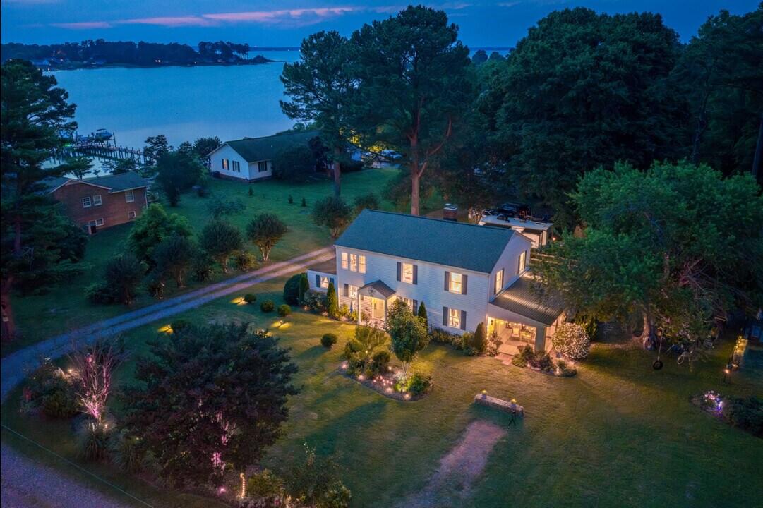 82 Sturgeon St in Deltaville, VA - Foto de edificio