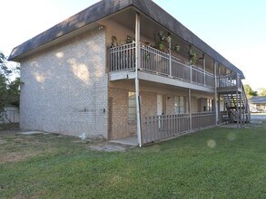 408 E Coombs St in Alvin, TX - Building Photo - Building Photo