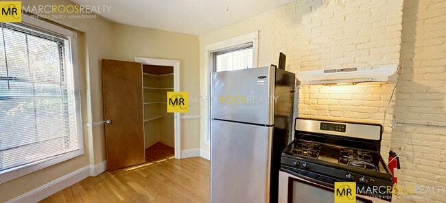 86 Hammond St, Unit 4 in Boston, MA - Foto de edificio - Building Photo