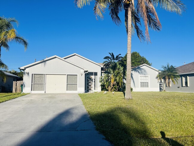 2619 SW Import Dr in Port St. Lucie, FL - Foto de edificio - Building Photo