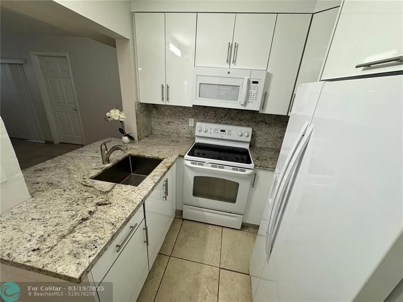14913 SW 104th St in Miami, FL - Building Photo