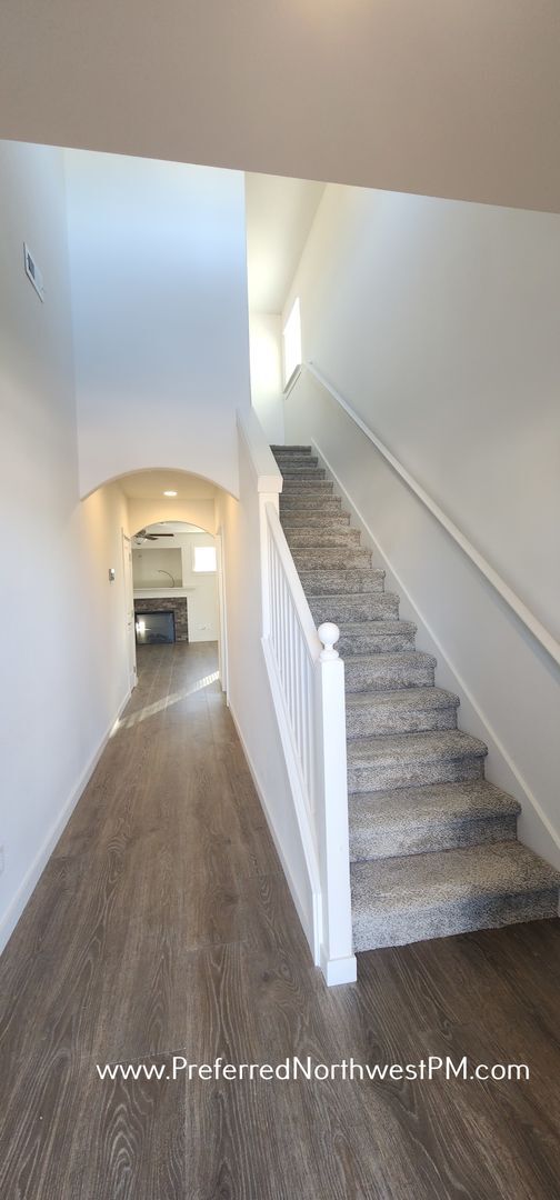 242 Rockcrest Dr in Lowell, OR - Building Photo - Building Photo