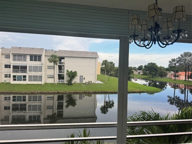 8595 Sunrise Lakes Blvd in Sunrise, FL - Building Photo - Building Photo