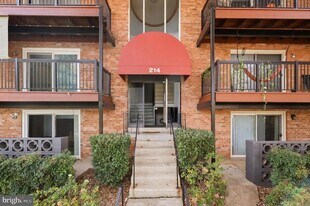 214 Locust St SE in Vienna, VA - Building Photo