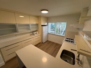 4780 Pine Tree Dr, Unit 4050 in Miami, FL - Building Photo - Building Photo