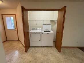 351 Williamsburg Pl in New Richmond, WI - Building Photo - Building Photo