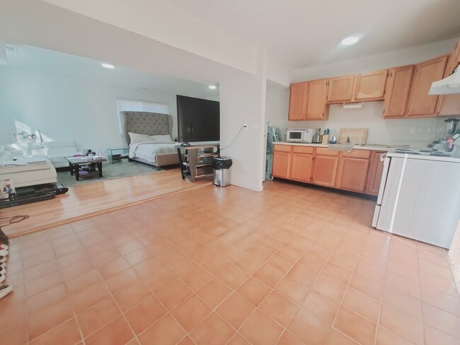 42 Dora St, Unit 5 in Stamford, CT - Building Photo - Building Photo