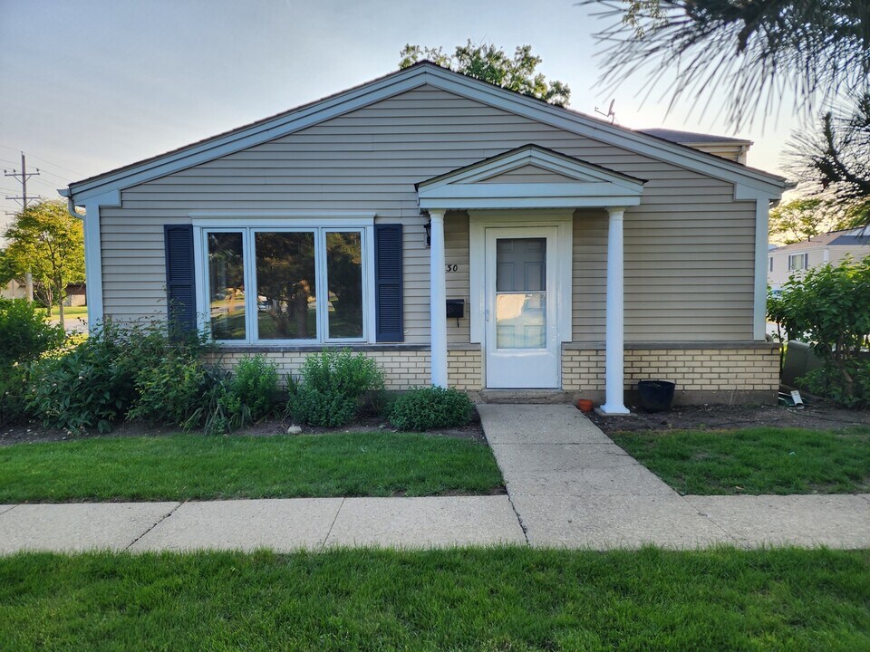 630 E Old Willow Rd in Prospect Heights, IL - Building Photo