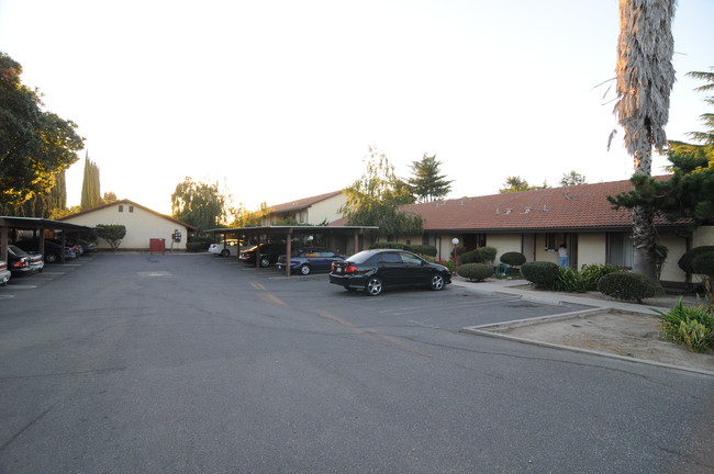 1823 Oakdale Rd in Modesto, CA - Building Photo - Building Photo