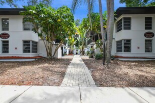 Palms @ Crescent Lake Apartments in St. Petersburg, FL - Building Photo