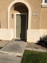 9233 E Neville Ave in Mesa, AZ - Foto de edificio - Building Photo