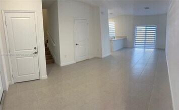 2451 SE 28th St in Homestead, FL - Foto de edificio - Building Photo