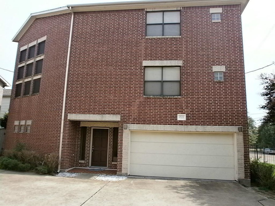 9703 Marlive Ln in Houston, TX - Building Photo