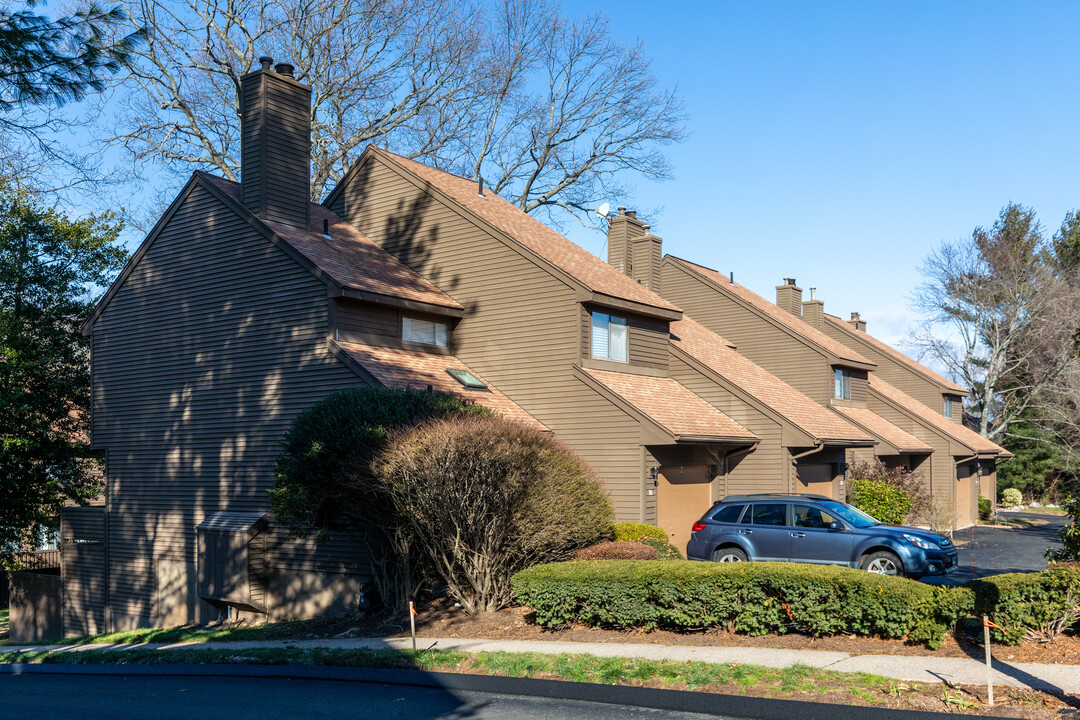 Currier Ridge Condominiums in Hamden, CT - Building Photo