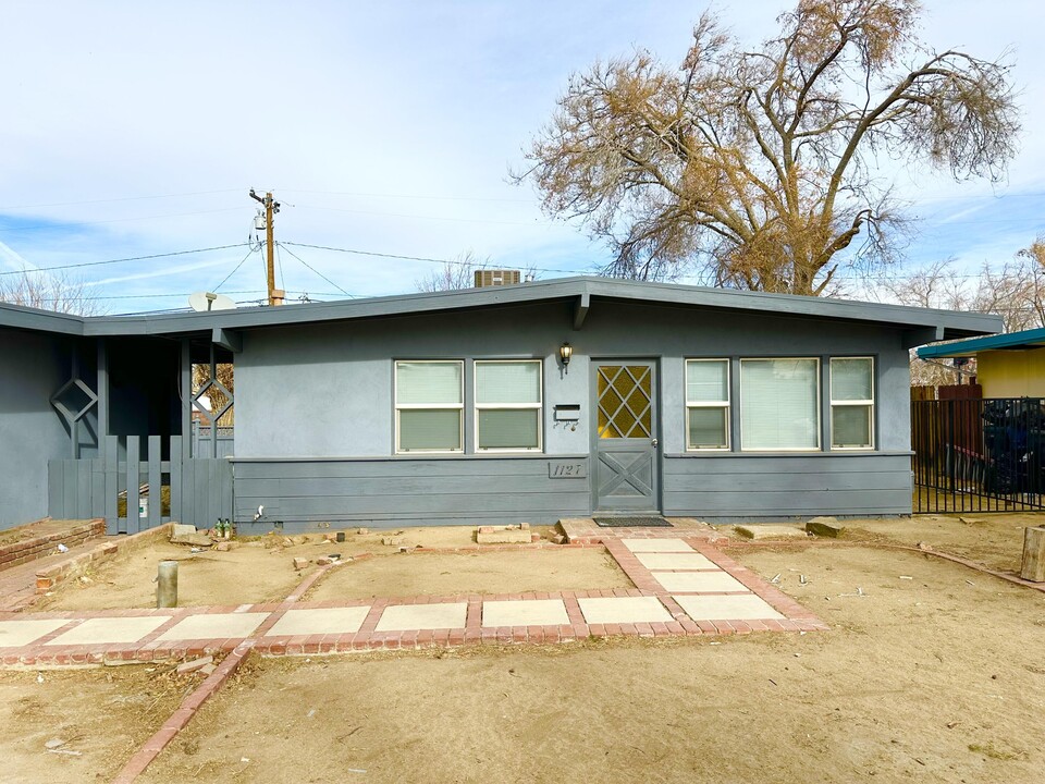 1127 W Ave J 12 in Lancaster, CA - Building Photo