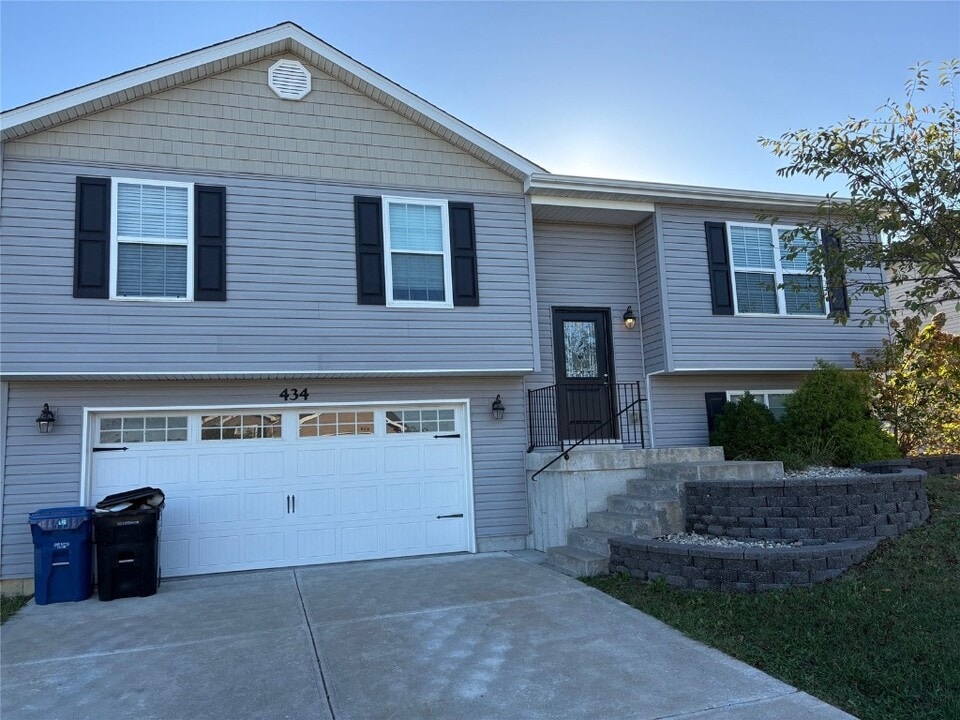 434 Honeysuckle Creek Dr in Wentzville, MO - Building Photo