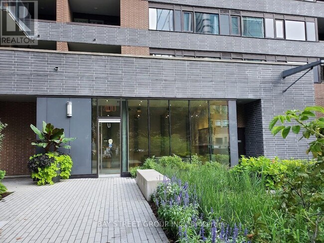 400 Wellington St W in Toronto, ON - Building Photo - Building Photo