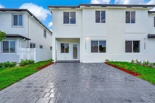 22555 SW 125th Ave in Miami, FL - Building Photo