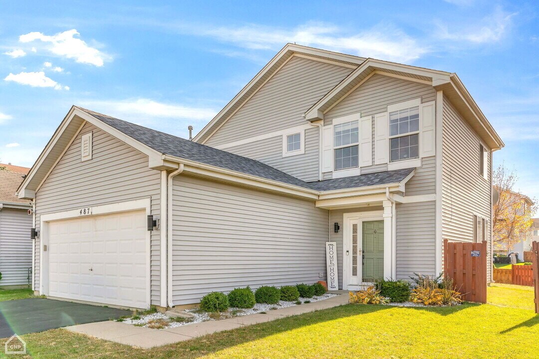 487 W Hamlin Ln in Round Lake, IL - Building Photo