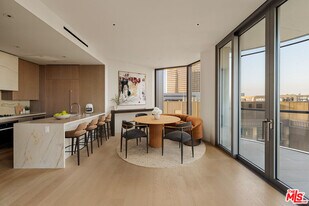 211 Elm Ct in Los Angeles, CA - Building Photo