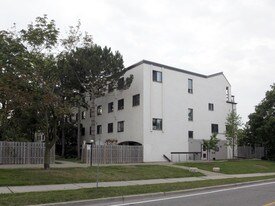 1008 Falgarwood Dr in Oakville, ON - Building Photo