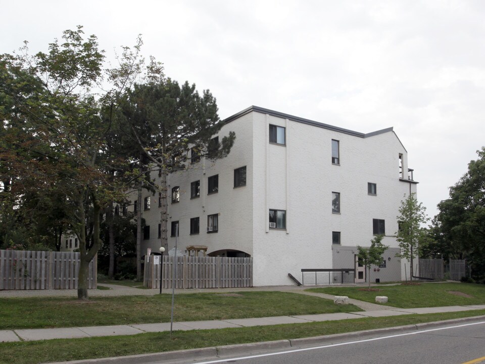 1008 Falgarwood Dr in Oakville, ON - Building Photo