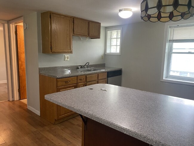 1261 NY-7 in Troy, NY - Foto de edificio - Building Photo