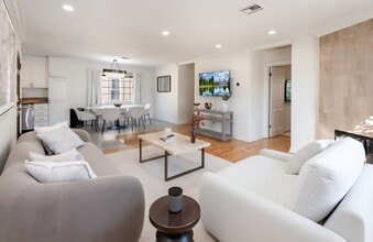 525 N Orange Dr, Unit .5 in Los Angeles, CA - Foto de edificio - Building Photo