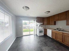 2112 E Caulder Ave in Des Moines, IA - Building Photo - Building Photo