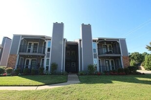 400 W Heritage Dr in Tyler, TX - Building Photo