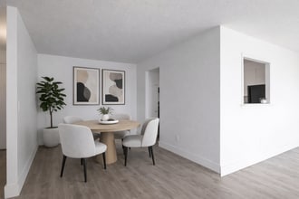 Carlyle Tower Apartments - Southfield, MI in Southfield, MI - Foto de edificio - Building Photo