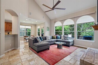 6906 Covered Bridge Dr in Austin, TX - Building Photo - Building Photo