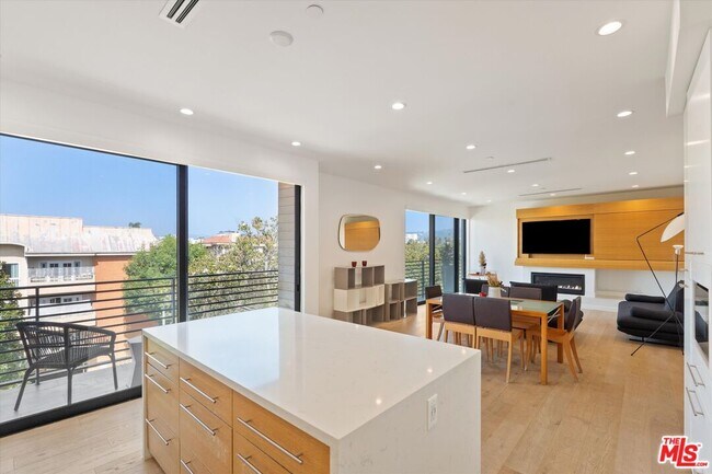 820 S Sherbourne Dr in Los Angeles, CA - Building Photo - Building Photo
