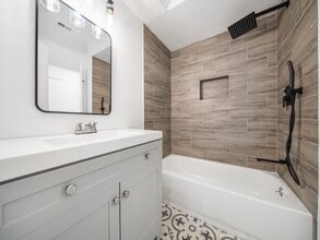 1610 Crestdale Dr in Houston, TX - Building Photo - Building Photo