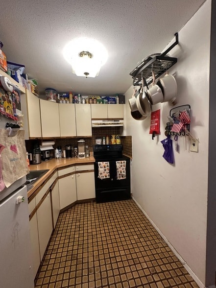 565 Keller Ave in Elmont, NY - Building Photo - Building Photo