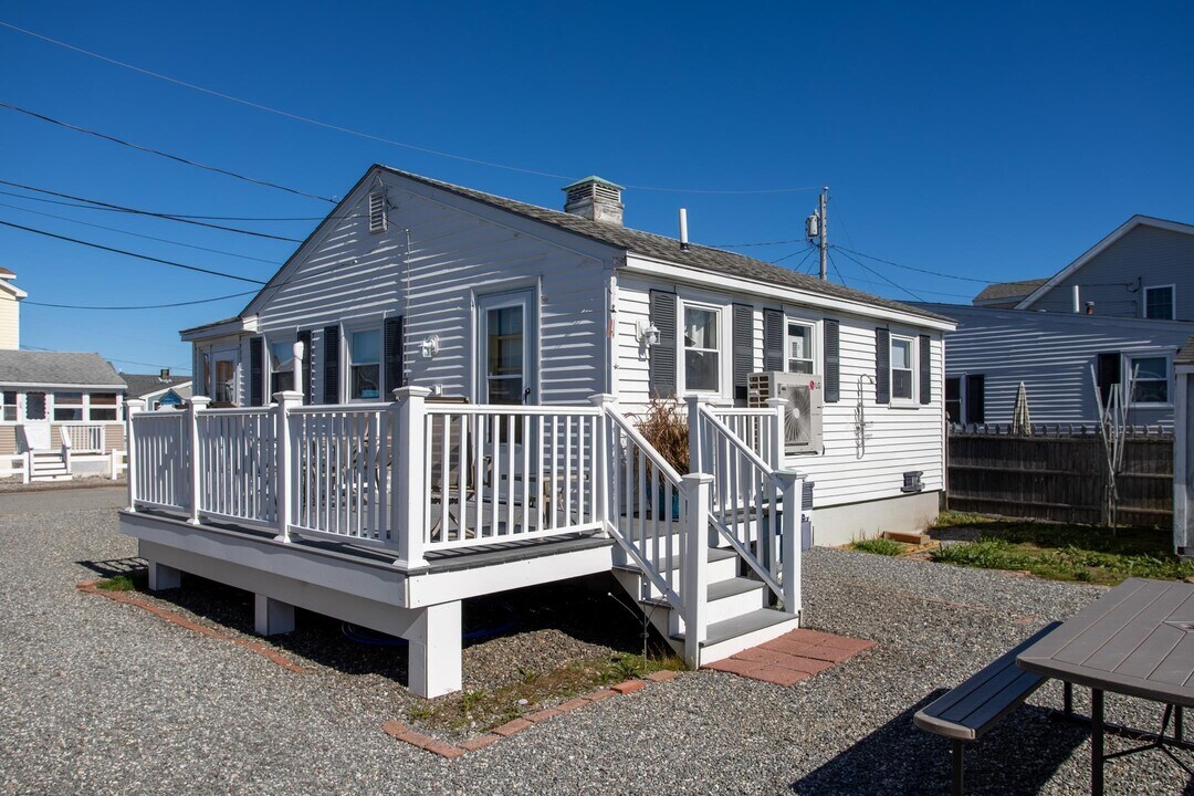 23 Diane Ln in Hampton, NH - Building Photo