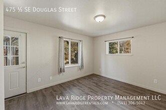 475 SE Douglas St in Bend, OR - Building Photo - Building Photo