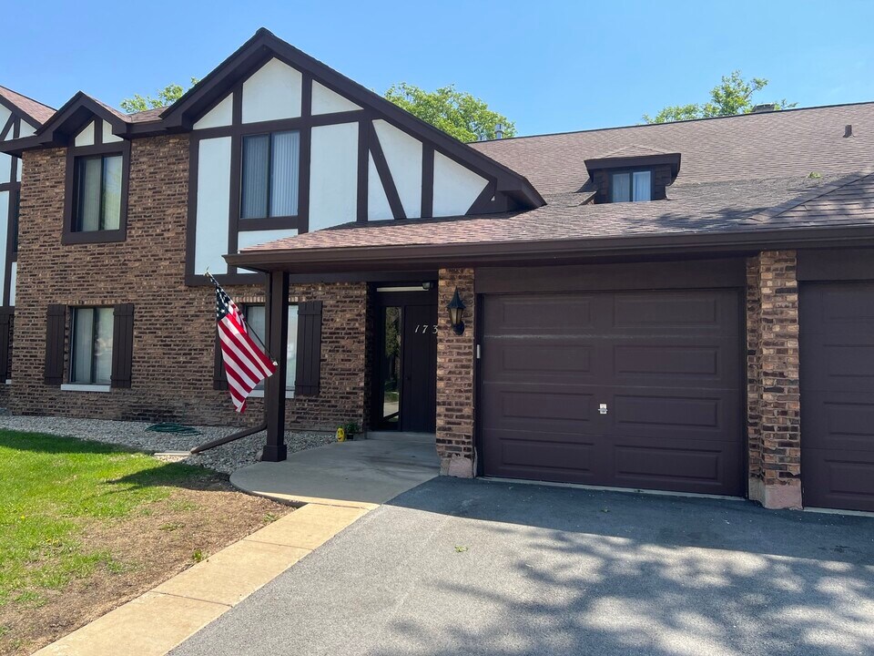 1737 Harrow Ct in Wheaton, IL - Building Photo