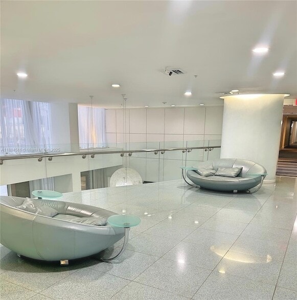 18800 NE 29th Ave, Unit 830 in Aventura, FL - Building Photo - Building Photo