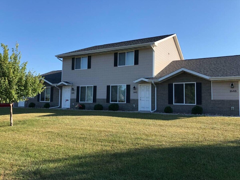 955 Parker Blvd in Polk City, IA - Foto de edificio