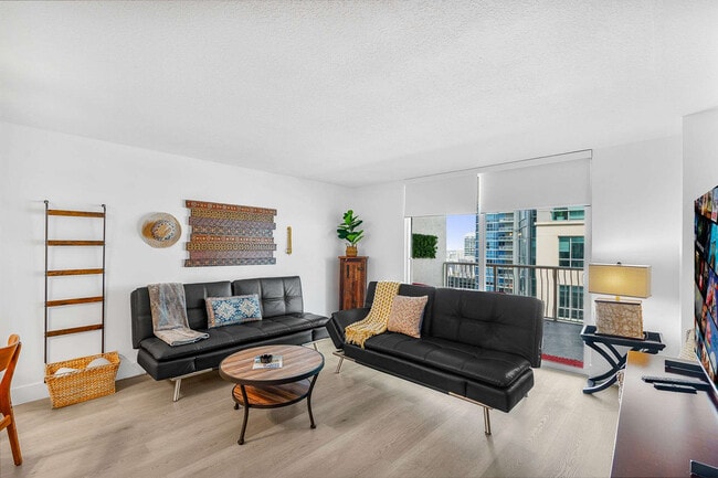 1 SE 12th St in Miami, FL - Building Photo - Building Photo