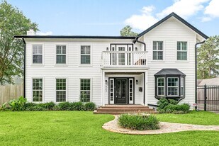 423 W 32nd St in Houston, TX - Building Photo