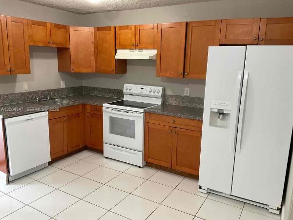 1389 SW 24th Ave in Fort Lauderdale, FL - Foto de edificio - Building Photo