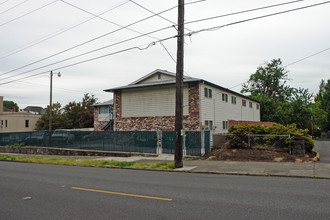 1935 SE Main St in Portland, OR - Foto de edificio - Building Photo