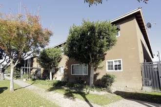 Del Lago Apartments in Lakewood, CA - Building Photo - Building Photo