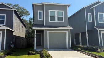 913 Pertuso Ln in Huffman, TX - Building Photo